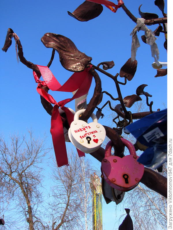 Молодожёны вешают свои замки с именами...а ключ выбрасывают.