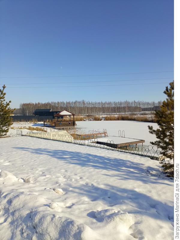 На прудах лед и снега хватает