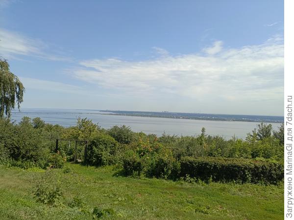 Под нами прямо до Волги старые садовые участки