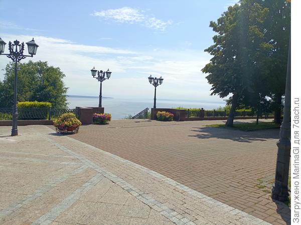 С этого места вниз до Волги идет лестница