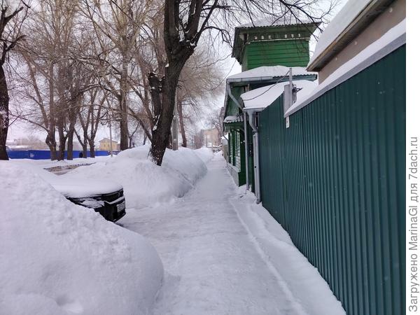 В частном секторе у своих домов люди снег расчищают сами