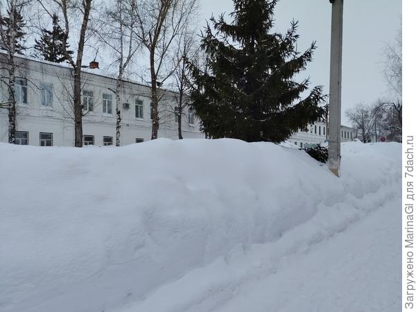 Здесь расчищено, это около бывшего военного училища связи