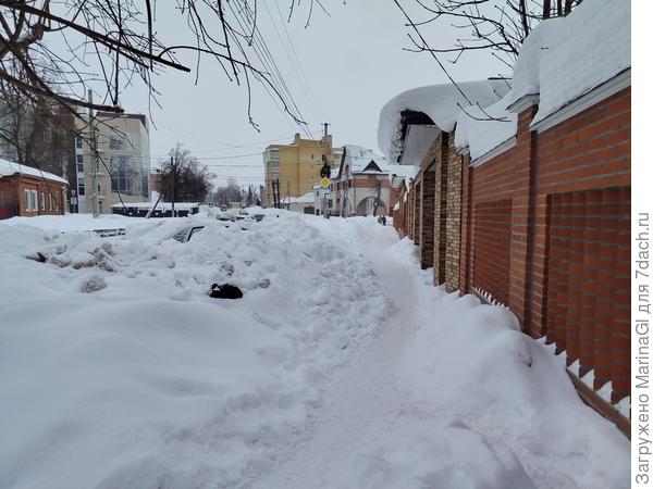 А выход из этого дома с другой стороны, там расчищено. А здесь городской тротуар к трамвайной обстановке, до его расчистки очередь не дошла. Там еще и видимо еще осенью припаркованная машина  еле-еле из сугроба видна