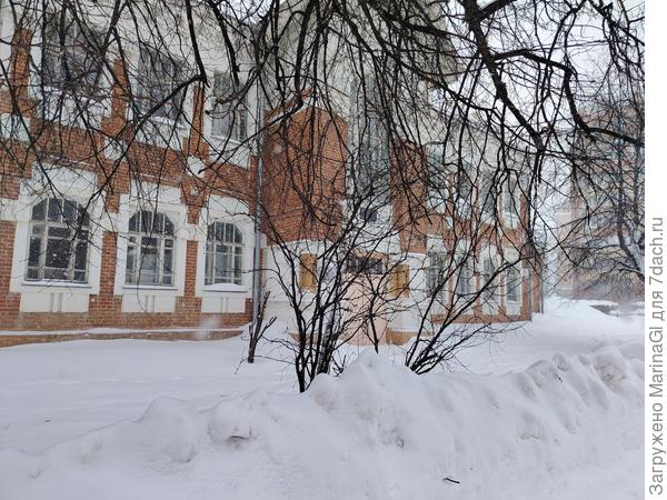 Вышла на родную улицу - это здание бывшего городского Ремесленного училища имени Гоголя, потом там была детская школа искусств