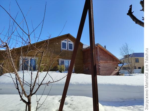 Ну чем не Альпы? Возлежу в шезлонге (предварительно выгнав из него соседского кота) и наслаждаюсь солнцем и воздухом))