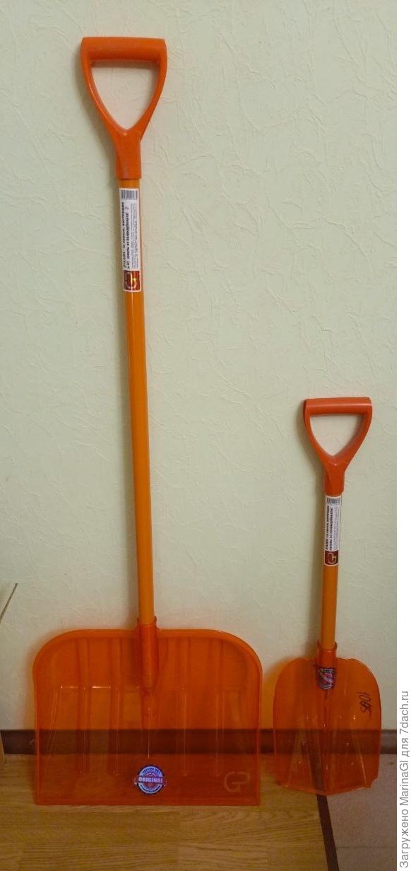 По-крайней мере, изделия из этого материала не потеряются на любой поверхности, хоть на снегу, земле или в траве.. С граблями это особенно важно)))