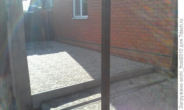 Сбоку от маленького дома, площадка, наверно поставлю цветы в вазонах, еще не придумала