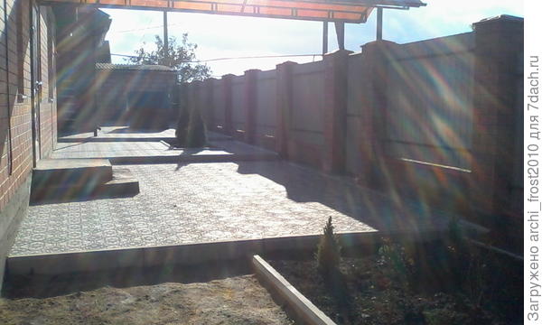 Это с противоположной стороны. Справа карликовые хвойники и розы