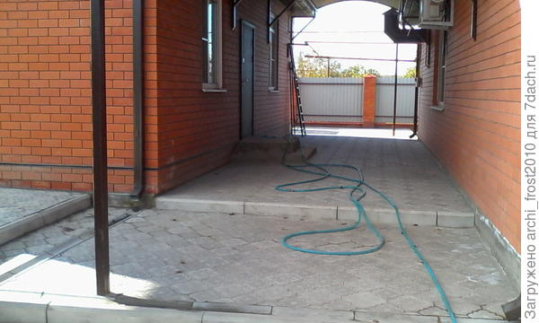 Построили на участке 2 дома. Один-большой 180 кв.м., второй маленький-60кв.м. Между домами навес из поликарбоната