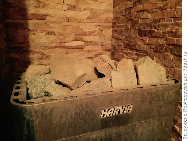 Печка Harvia с камнем Жадеитом. Вокруг - искусственный камень. Баня нагревается до 80 градусов за 1,5 часа.
