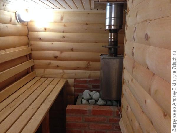 Полностью все было снято до бруса, сейчас на стенах блок-хаус из кедра, потолок и полки из липы, пол из лиственницы, камни-жадеид