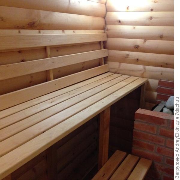 На стенах кедр, потолок и полки из липы, пол - лиственница