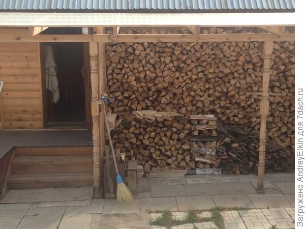 Привел в порядок место для дров