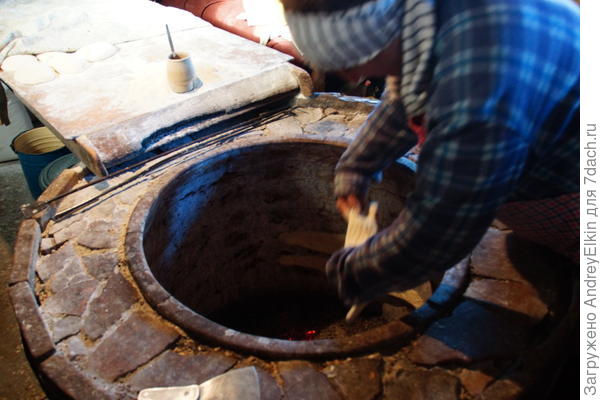 Показали, как труден процесс выпечки вкуснейшего хлеба.