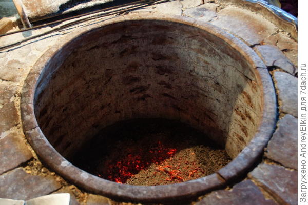 Она греет по-домашнему, мягко, как мама, согреет в прохладную погоду и накормит вкусным хлебом.