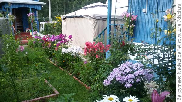 Бордюр Волна, а слева Садовая доска ограда грядки