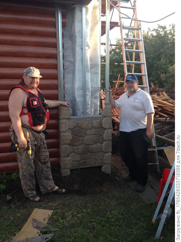 я с другом за работой( я справа)