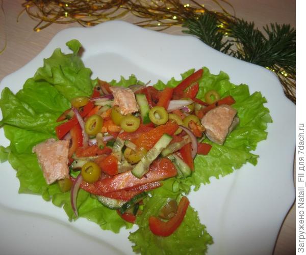 Этот салат для тех, кто не хочет набрать лишних килограммов в новогодние праздники.