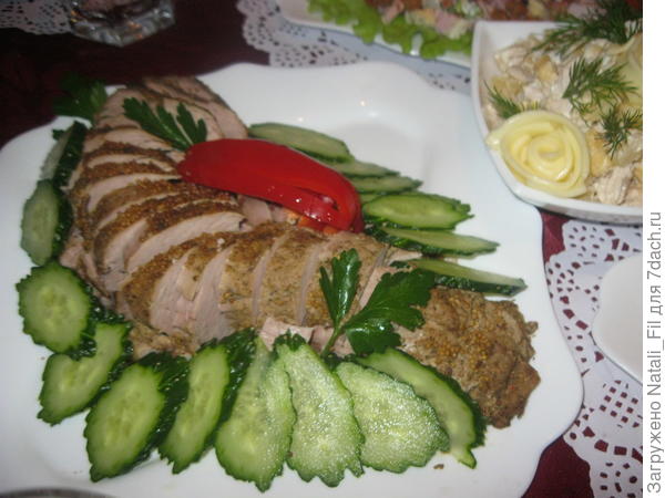 готовое мясо нарезать кусочками и украсить свежими овощами и зеленью. Приятного аппетита!