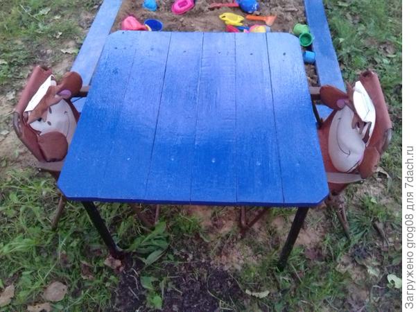 детям муж соорудил маленький столик для игр и песочницу