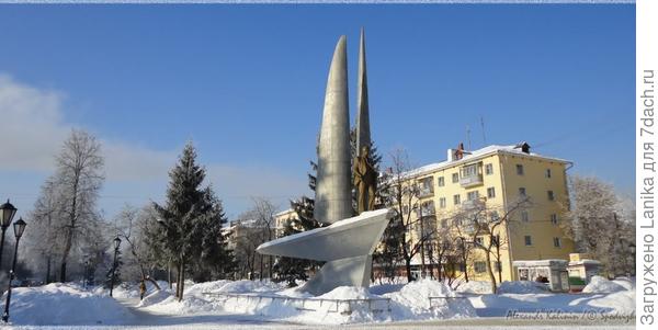 Памятник в "полный рост".
