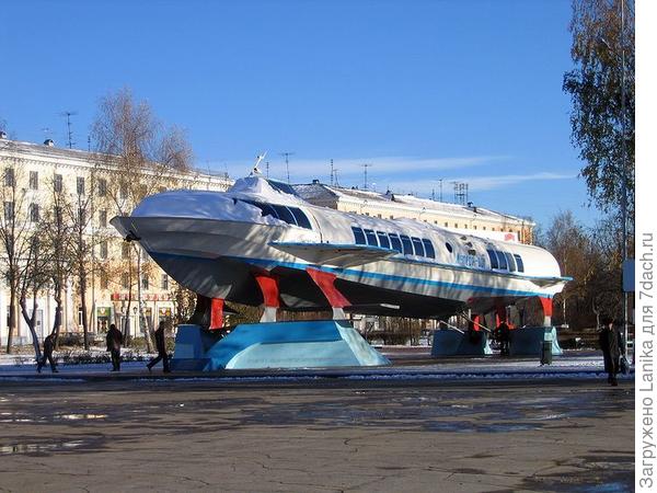 Одно из детищ Алексеева - "Метеор". Установлен напротив Сормовской администрации
