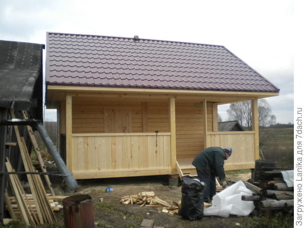 в 2013 построили баню рядом с падающим двором падающего дома.