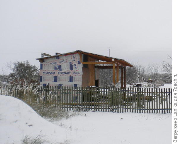 Временно закрытые стены остатками поликарбоната (в защитной пленке).