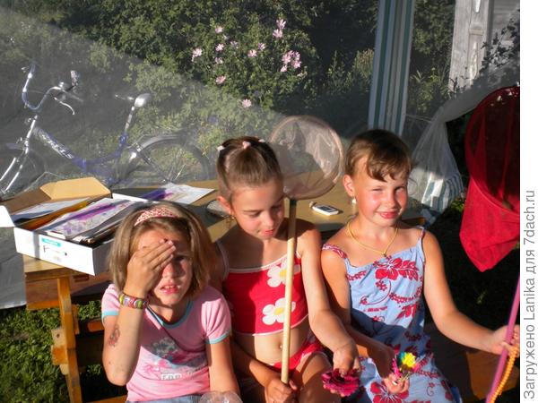 Жаркое лето 2010, девчонки играют в шатре.