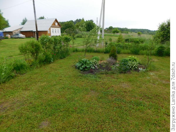 Небольшой кусочек земли около дома. Начальный этап создания одного из цветников.