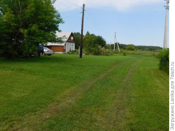Один большой газон почти на всю деревню...