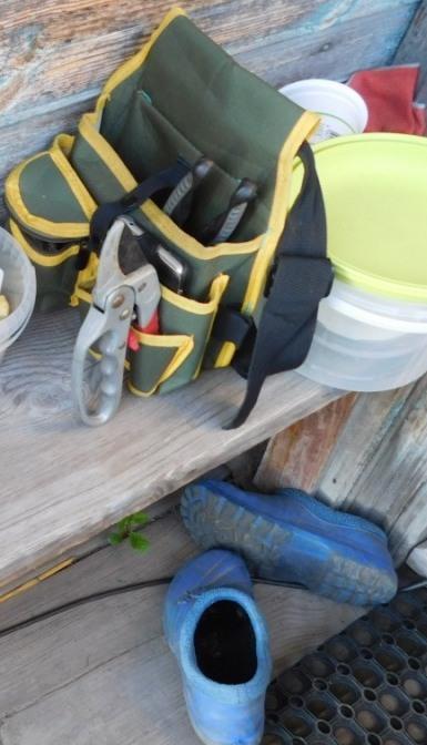 Моя огородная амуниция. Подарила сумку мужу, а теперь прихватизировала. В ней: телефон, ножницы, секатор, перчатки, моток шпагата, степлер. В огород только с ней на поясе. Нужно будет сфотографироваться , да еще в &amp;quot;рабочей одежде&amp;quot; - любой спецназ испугается!