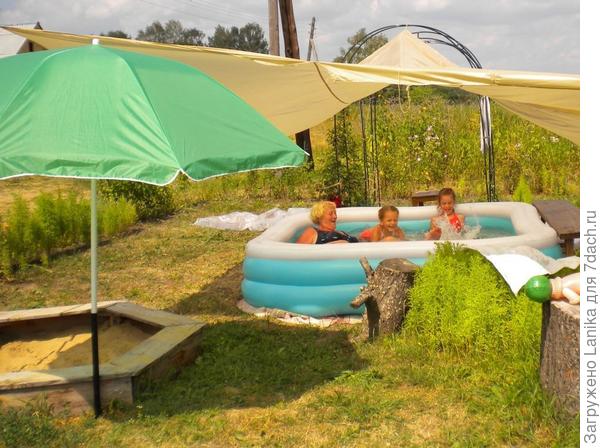 Жаркое лето 2010 года. Над бассейном - тент, над песочницей - зонт...