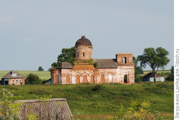 Полуразрушенная церковь соседней деревни.