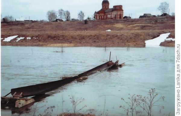 Фото сделано во время весеннего разлива, так что полной "прелести" этого мостика не видно.