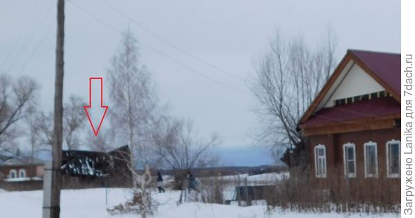 Кусок фото, снятого из окна автомобиля. Этому домику не повезло - не нашелся покупатель. Уже и крыша провалилась...