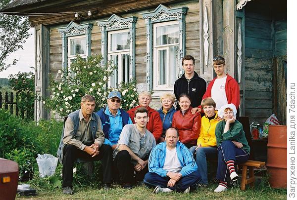 Сестры с семьями приехали посмотреть домик в первый раз.