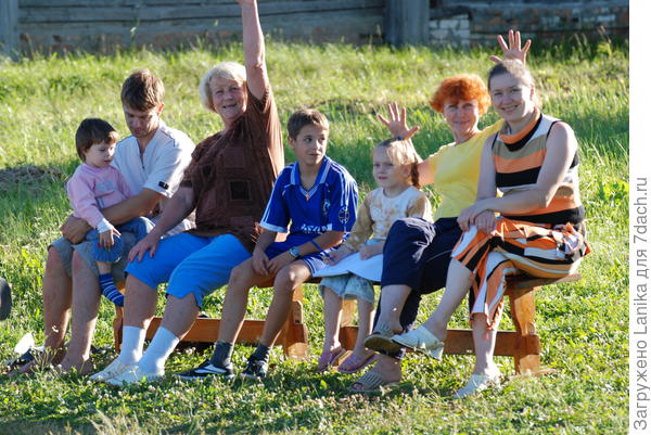 Теннис. Очередь и болельщики.