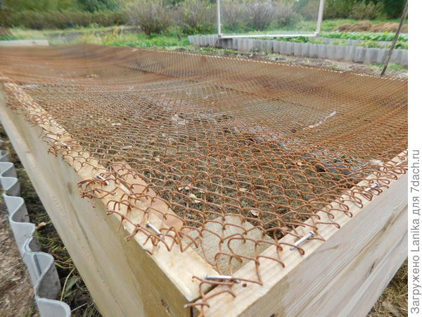 Учимся на своих ошибках - больше сетку не будем крепить к коробу.