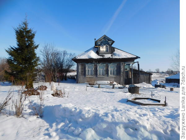 Слева - остаток забора от бывшего палисадника.