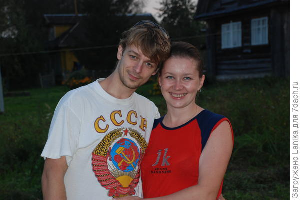 Мой старший с женой (Тут маечка похожая!).