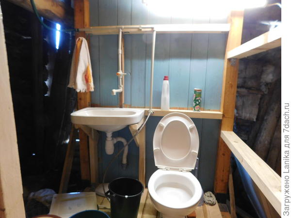 Туалет в сарае. Стены еще не обшиты.