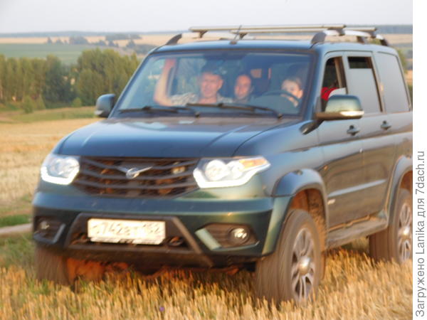 Поля скошены, можно и без дорог ездить...