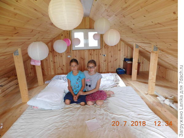 А это мансарда в бане. Еще в процессе обустройки, но девчонки отвоевали себе право ночевать там на расстеленных матрасах. Утро после &amp;quot;вечера китайских фонариков&amp;quot; с песнями, стихами и сказками...