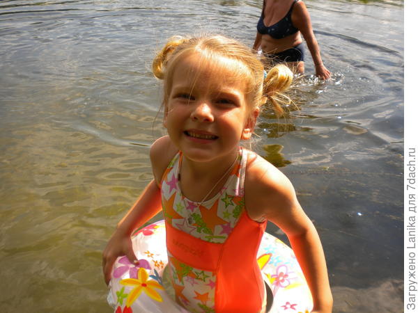 Здесь видно- слева все очищено, а справа темно-зеленые водоросли...