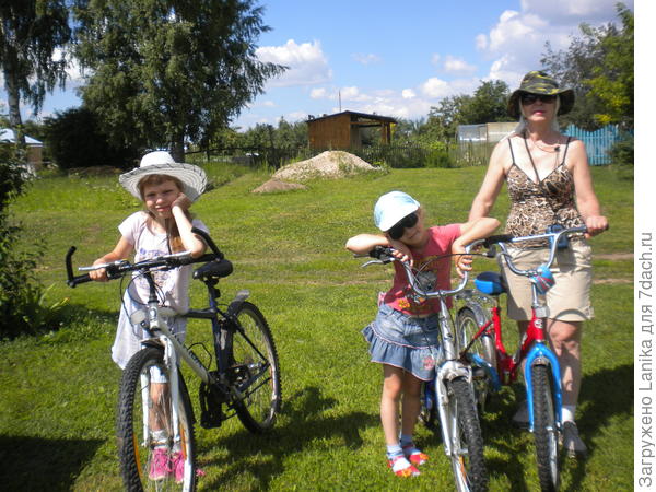 У нас каких только шляп нет... А я всегда сначала косыночку беленькую повязываю, а сверху шляпу... Это прогулочная шляпа.