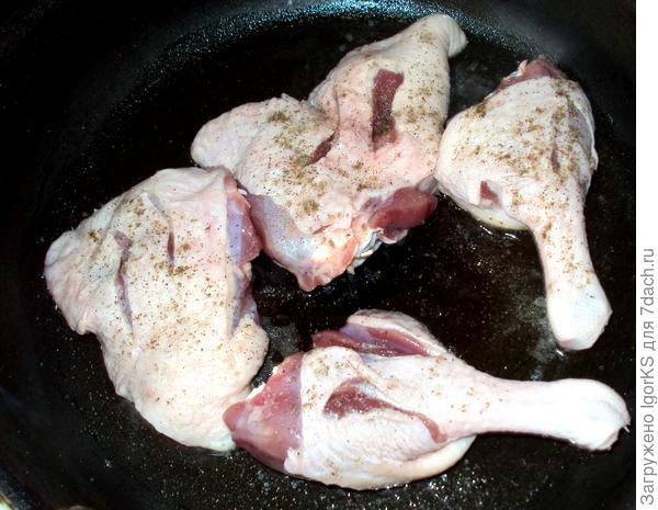 Разогреваем масло на сковороде, кладем ножки, солим и перчим