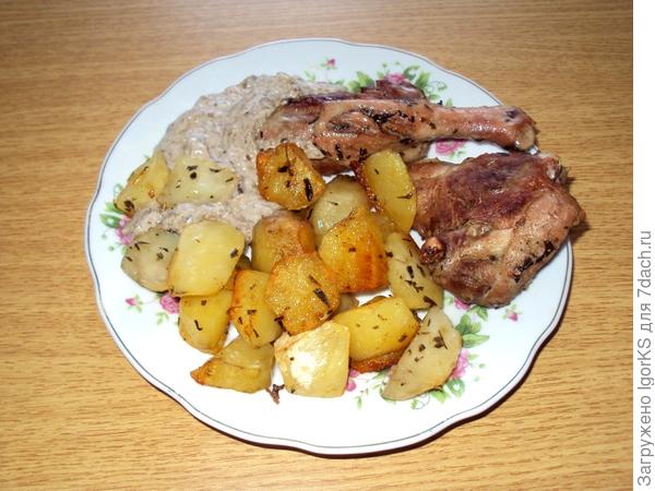 Спустя 30 минут получаем вкуснющее новогоднее блюдо из утки