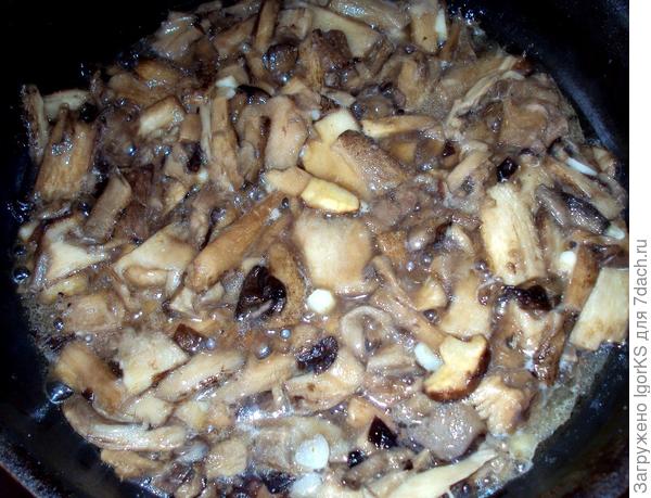 Жарю грибы осеннего сбора: белые и подберезовики (шампиньоны даже не понадобились)