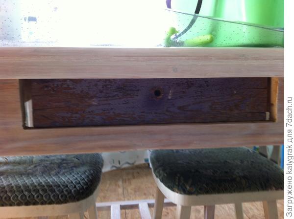 Ящик был уже отверстия в столе